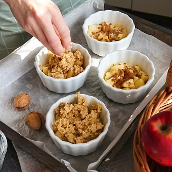 Crumble recept - příprva - plnění misek jablky a drobenkou