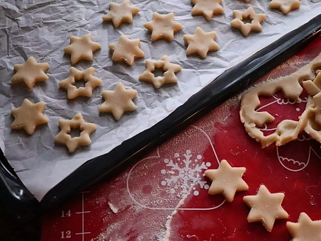 Vinné cukroví - recept - vykrájené cukroví na plechu