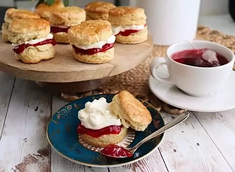 hotové scones - recept na čajové pečivo s džemem a šlehačkou